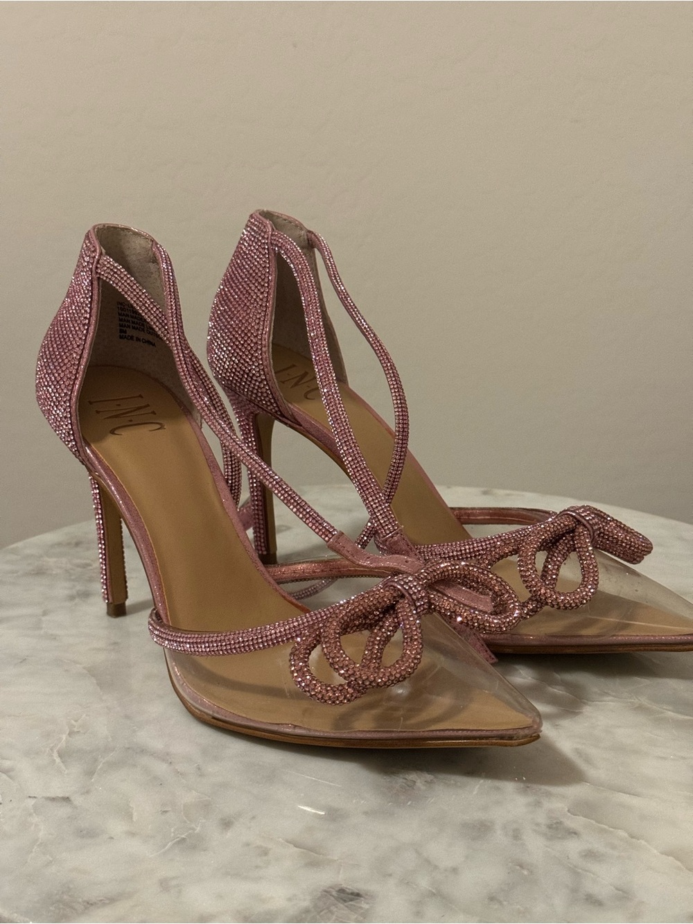 Pointed toe pump